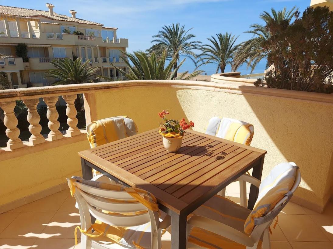 Estupendo Apartamento En Primera Linea De Playa Y Con Vistas Al Mar Denia Ngoại thất bức ảnh